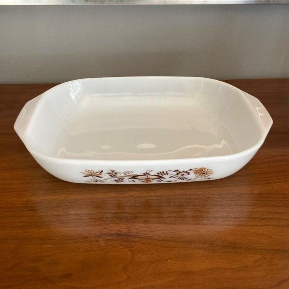 Pyrex casserole dish - Picture 1 of 6